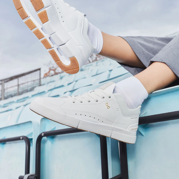 On The Roger Centre Court - White/Gum